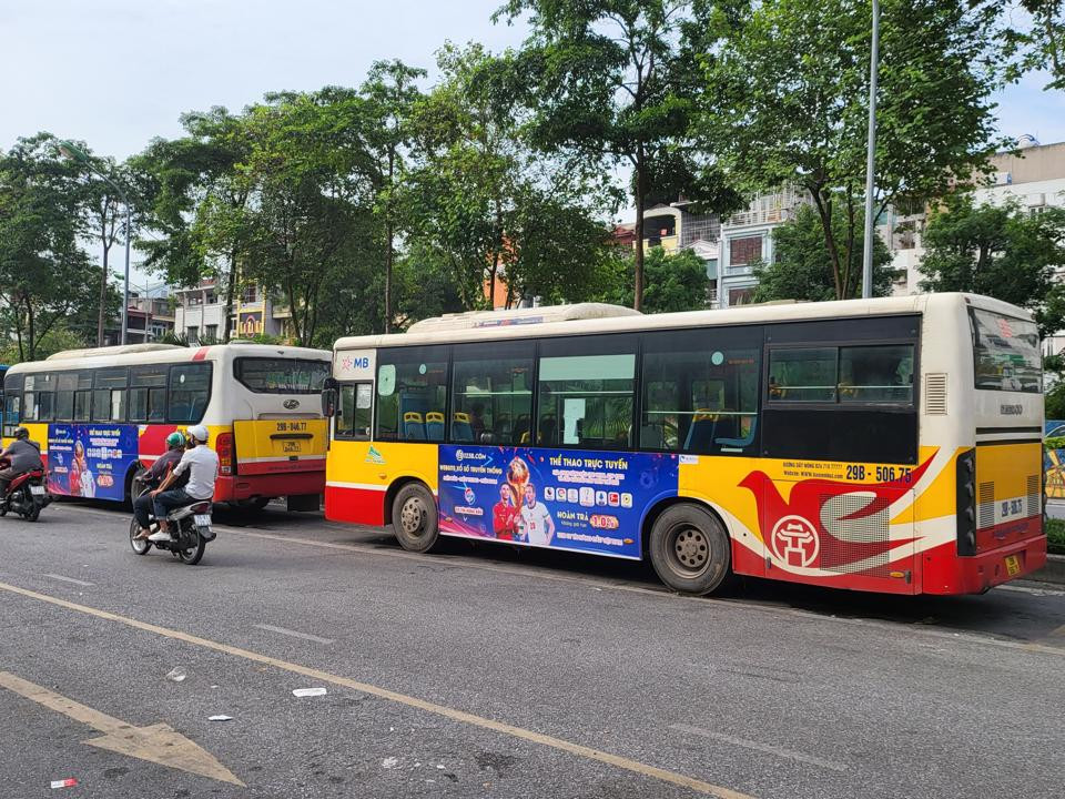 Loạt xe buýt dán quảng cáo website cá độ củaCông ty TNHH du lịch dịch vụ xây dựng Bảo Yến
