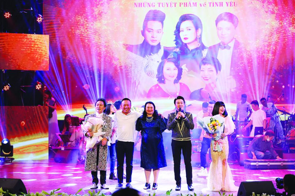 Ban tổ chức show diễn Hà Nội phố 2 gặp những rắc rối vì chưa xin phép sử dụng ca khúc của nhạc sĩ Phú Quang.