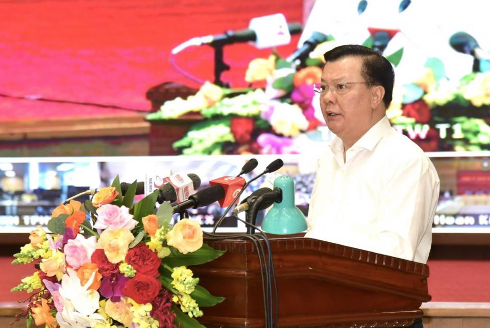 Bí thư Thành ủy Hà Nội Đinh Tiến Dũng trình bày những nội dung chủ yếu của Nghị quyết số 15.