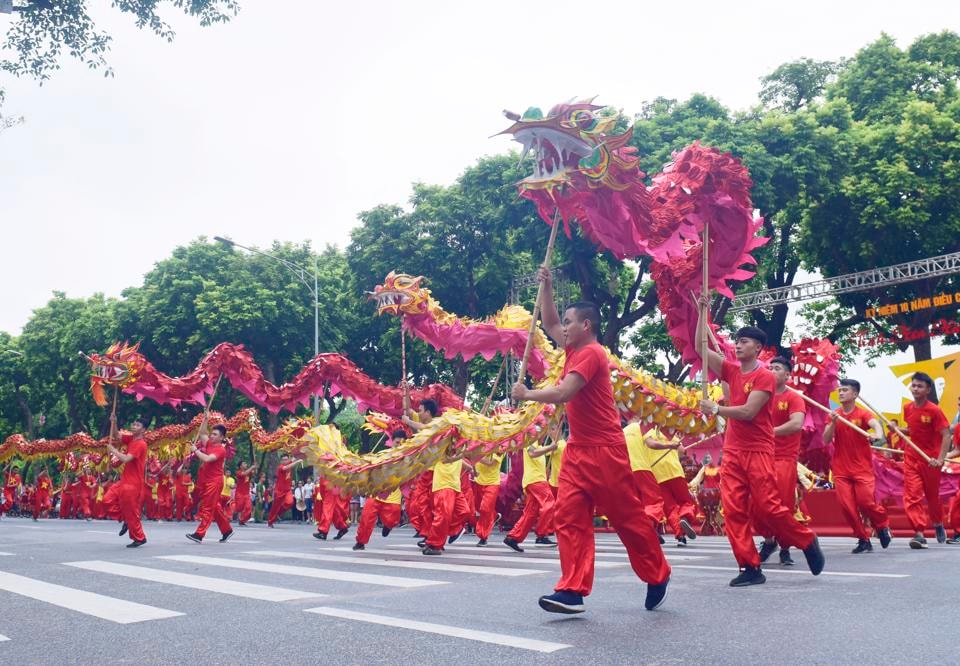 Múa rồng truyền thống trên phố đi bộ quanh hồ Hoàn Kiếm. Ảnh: Phạm Hùng