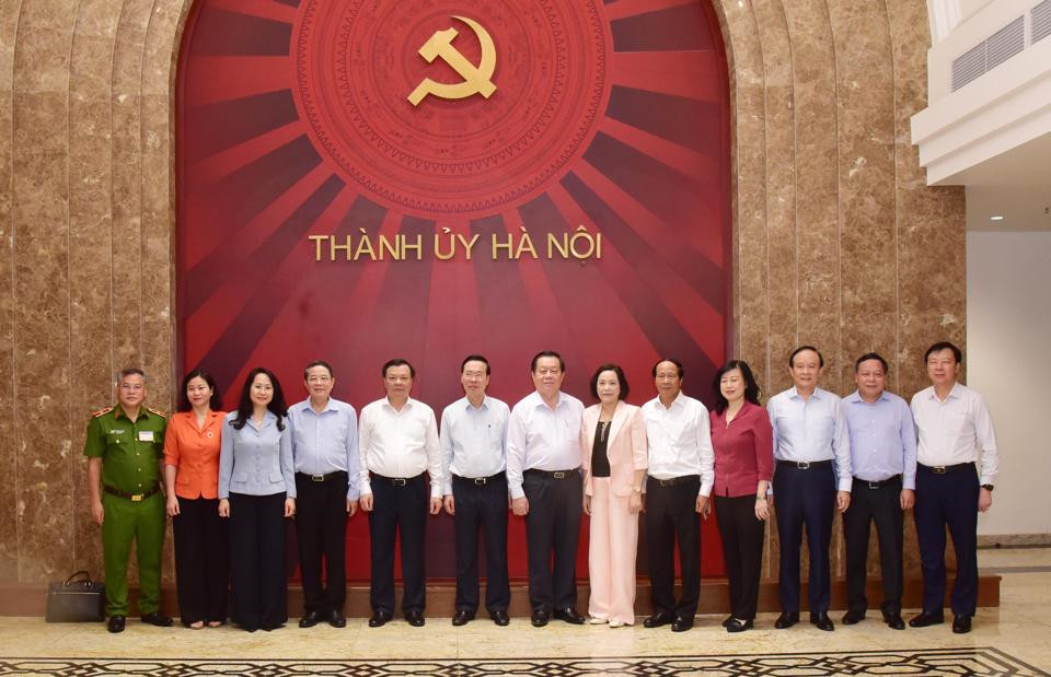 Các đồng chí lãnh đạo Trung ương, thành phố Hà Nội, Bộ và tỉnh trong Vùng Thủ đô chụp ảnh lưu niệm tại Thành ủy Hà Nội