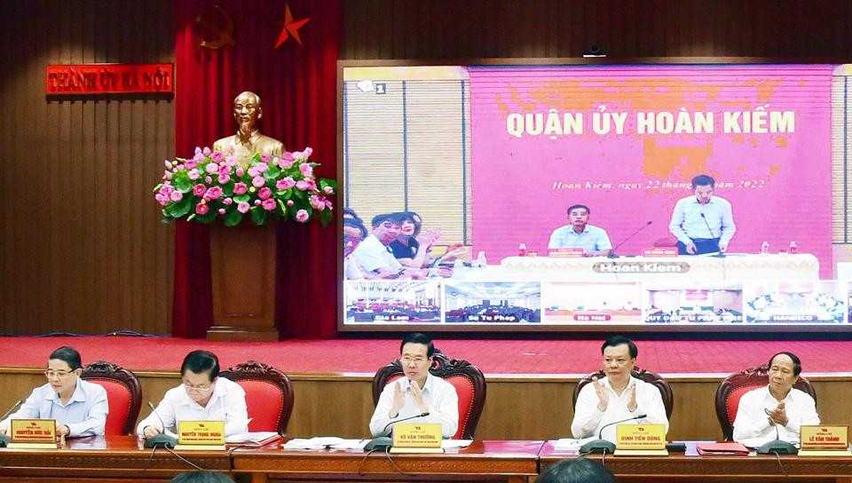 Các đồng chí lãnh đạo Trung ương và thành phố Hà Nội chủ trì hội nghị