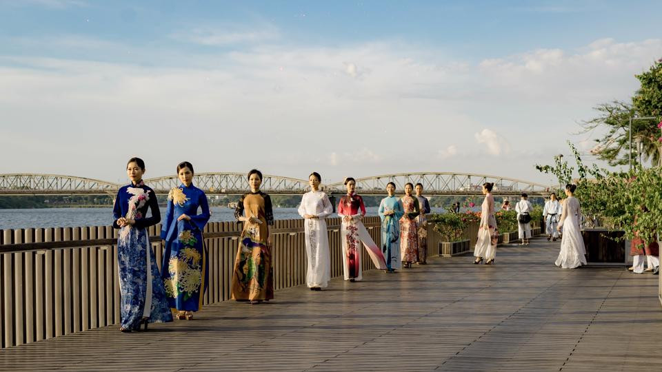 Viết Bảo là nhà thiết kế có nhiều hoạt động sôi nổi tại Huế cũng như các chương trình văn hóa di sản trong cả nước. Anh hiện là Phó Chủ tịch Hội May Thêu thời trang tỉnh Thừa Thiên - Huế.