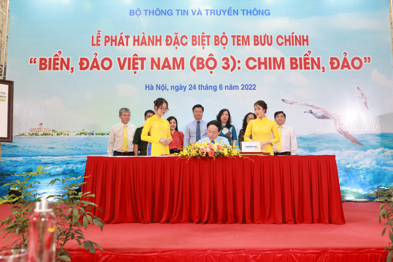 Khai mạc Triển lãm Tem bưu chính quốc gia và phát hành bộ tem biển, đảo Việt Nam