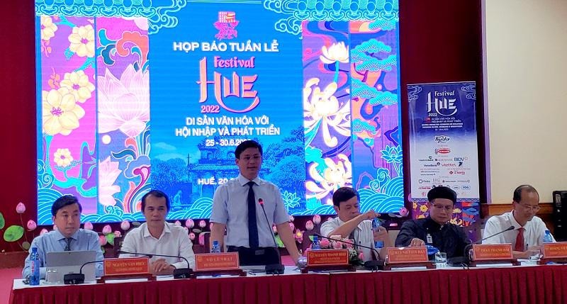 Phó Chủ tịch UBND tỉnh Thừa Thiên Huế,Trưởng Ban Tổ chức Festival Huế 2022 Nguyễn Thanh Bình thông tin tại buổi họp báo.