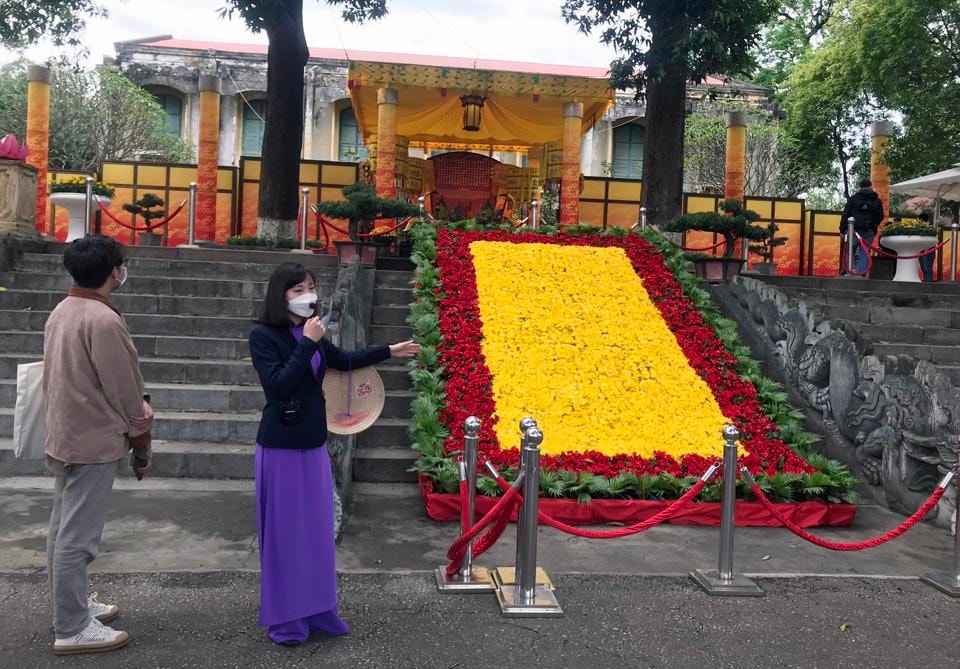 Khách du lịch tham quan Hoàng thành Thăng Long.