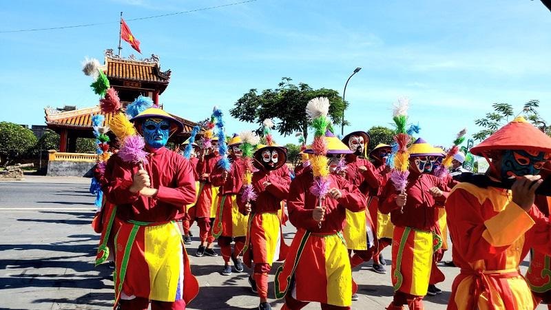 Trang phục của nghệ sĩ đã thể hiện đầy đủ chân dung các nhân vật trong nghệ thuật tuồng cổ, từ vai đào, vai kép, nịnh, tướng… trong các vở tuồng truyền thống đến màu sắc tượng trưng cho bốn mùa: xanh, đen, trắng, đỏ.