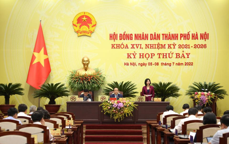 Phó Chủ tịch Thường trực HĐND TP Phùng Thị Hồng Hà điều hành phiên thảo luận