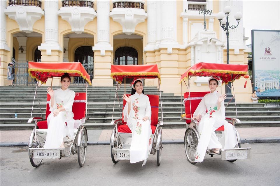 Ngọc Hân, Đỗ Mỹ Linh và Đỗ Thị Hà thích thú trải nghiệm ngồi xích lô ngắm cảnh 36 phố phường Hà Nội. Ảnh: Vũ Toàn.