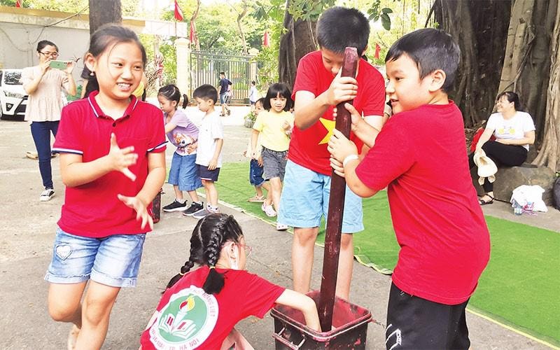 Các em học sinh tham gia thử thách 