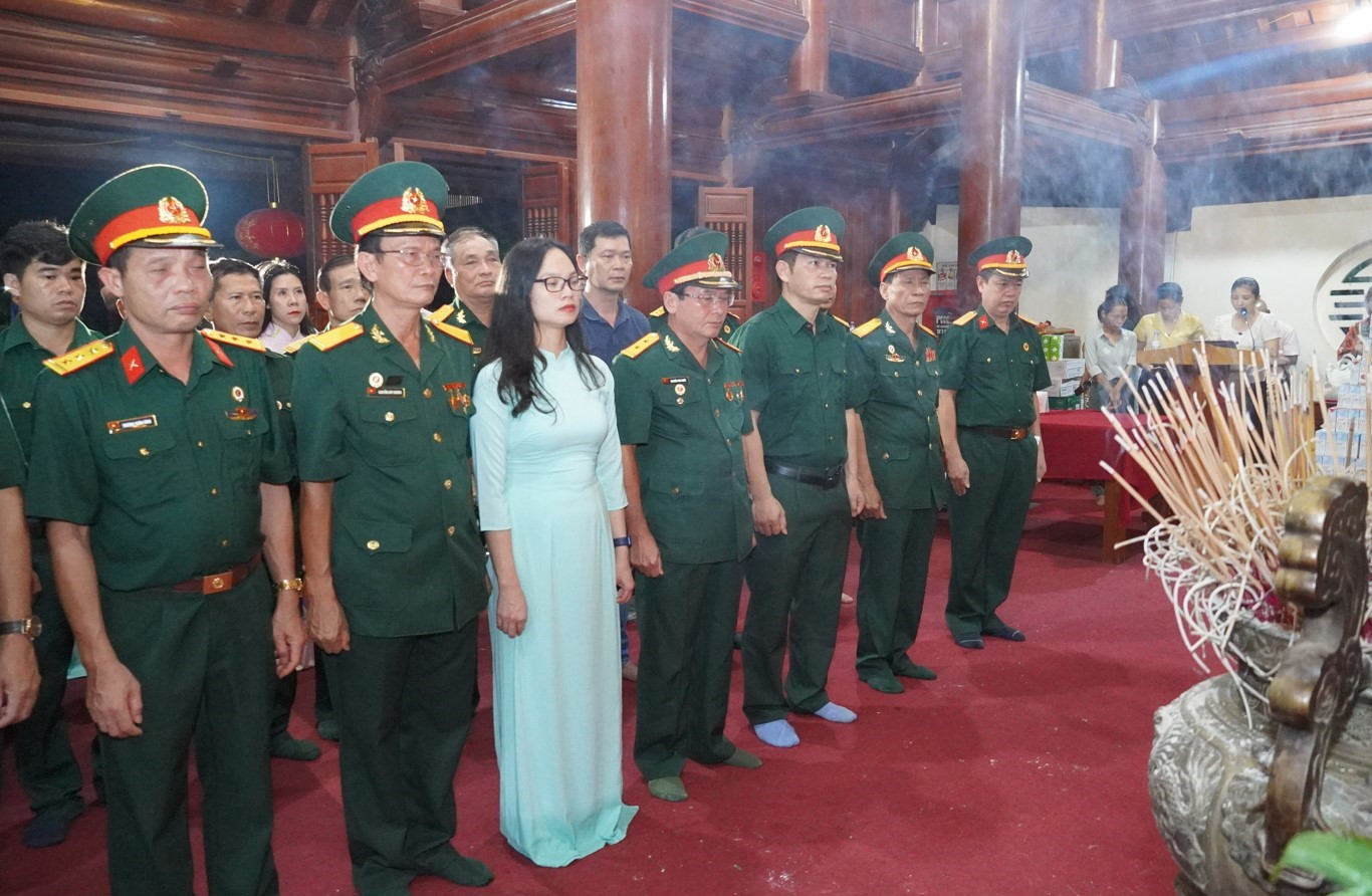 Thắp lên ngọn lửa tri ân tại nghĩa trang Quốc tế Việt - Lào