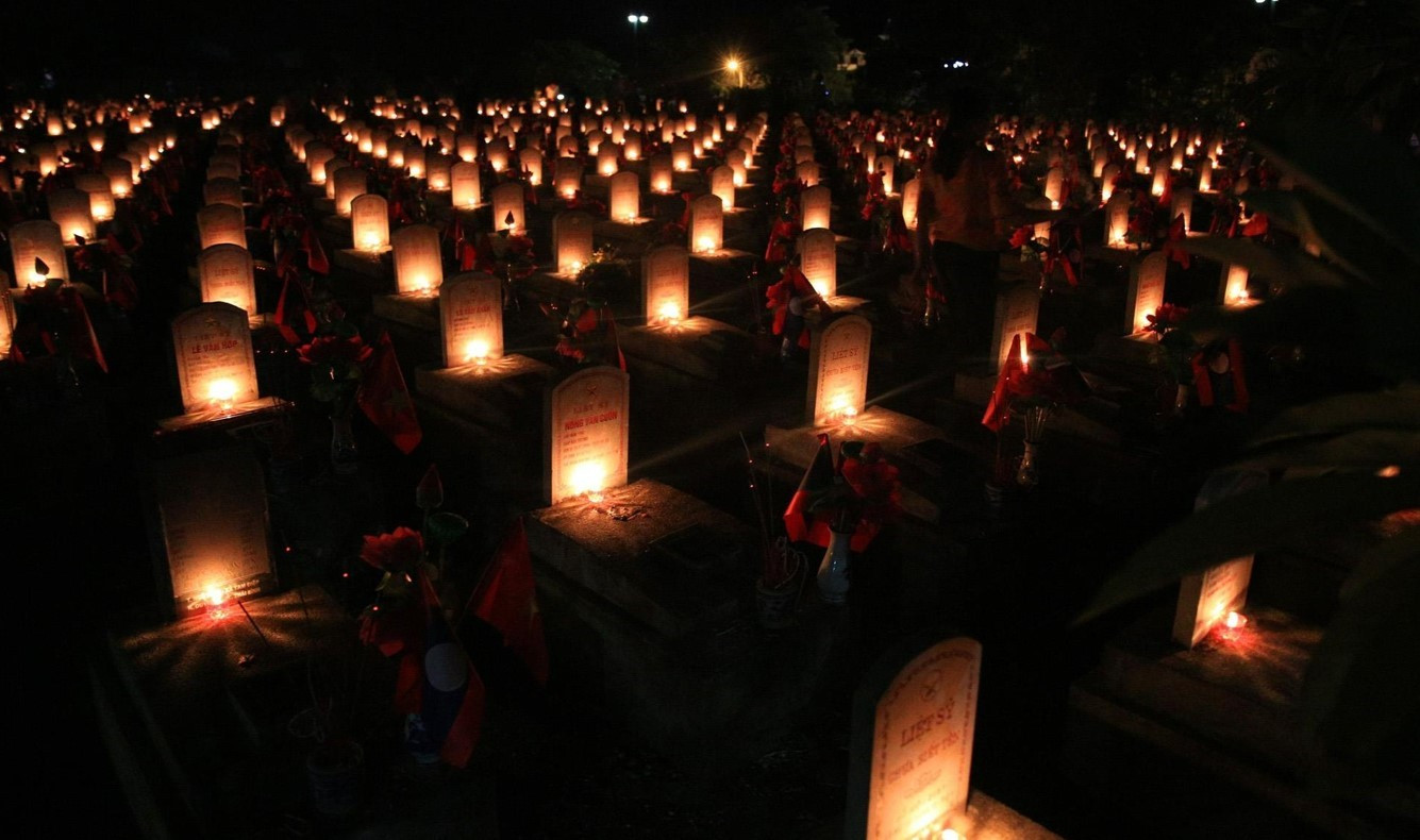Thắp lên ngọn lửa tri ân tại nghĩa trang Quốc tế Việt - Lào