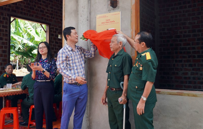 Trao nhà tình nghĩa và tặng sổ tiết kiệm cho Mẹ Việt Nam Anh hùng