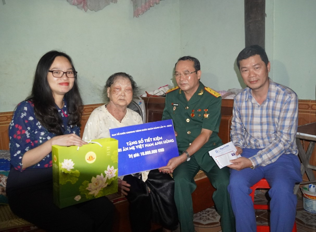 Trao nhà tình nghĩa và tặng sổ tiết kiệm cho Mẹ Việt Nam Anh hùng