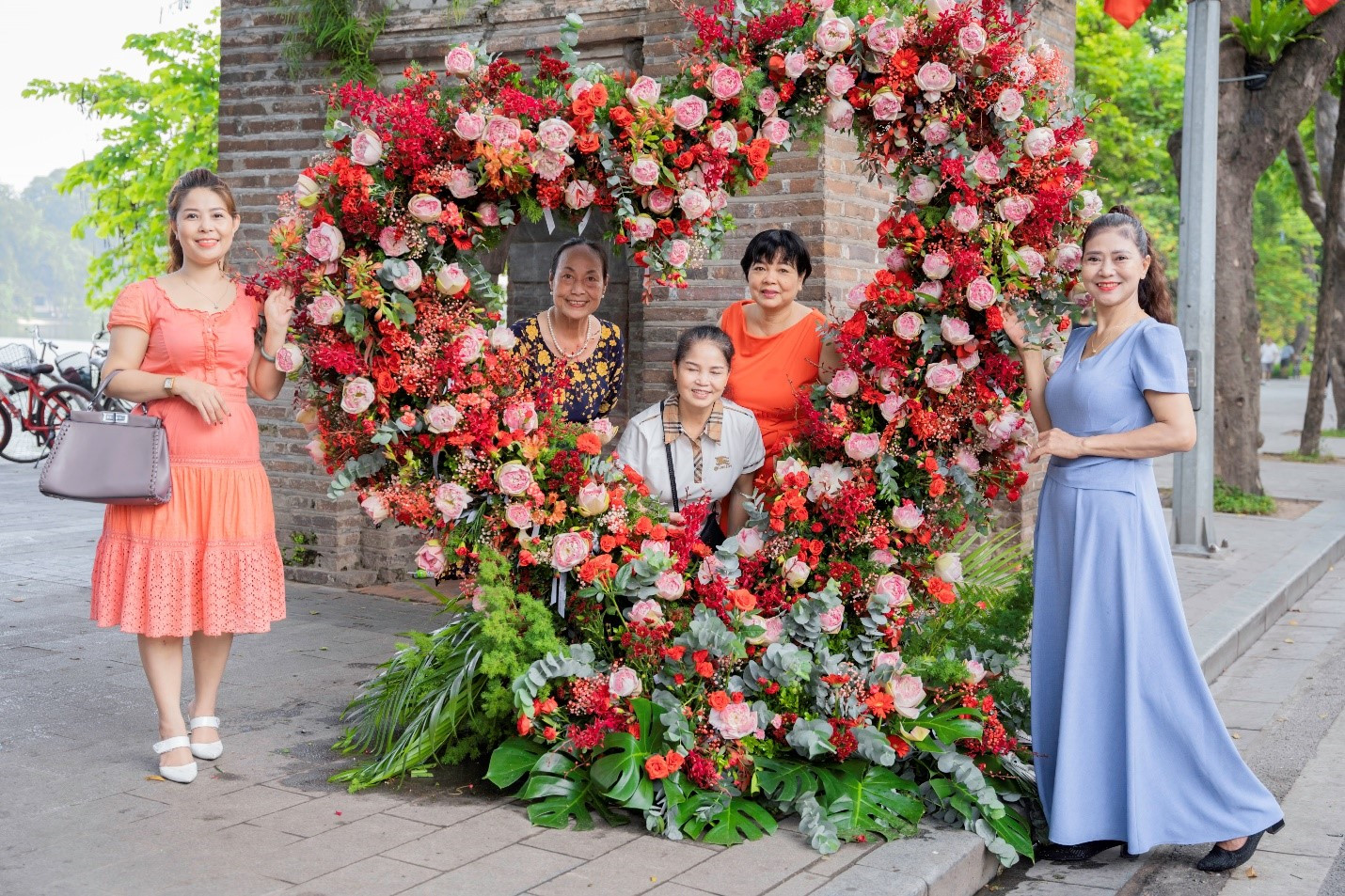 Hàng nghìn bông hoa sen & lời yêu thương được trao lan toả nhân mùa Vu Lan