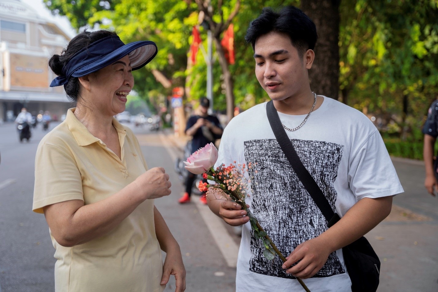 Hàng nghìn bông hoa sen & lời yêu thương được trao lan toả nhân mùa Vu Lan