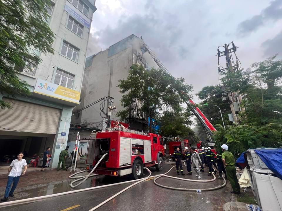 Hiện trường vụ cháy quán Karaoke ở Quan Hoa (Cầu Giấy).
