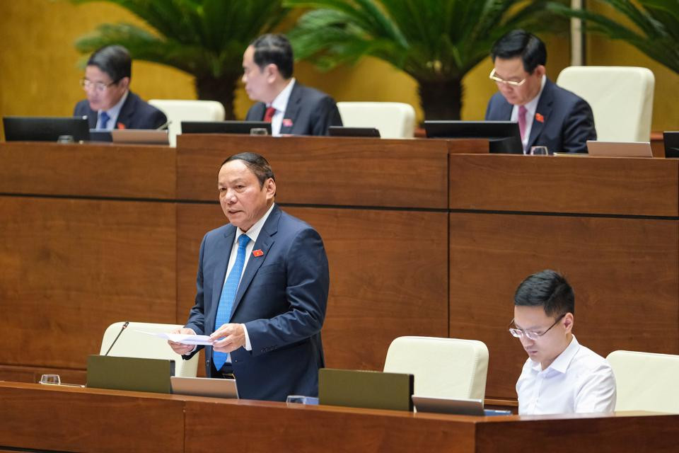 Bộ trưởng Bộ VHTT&DL Nguyễn Văn Hùng trả lời chất vấn. Ảnh: Quochoi.vn