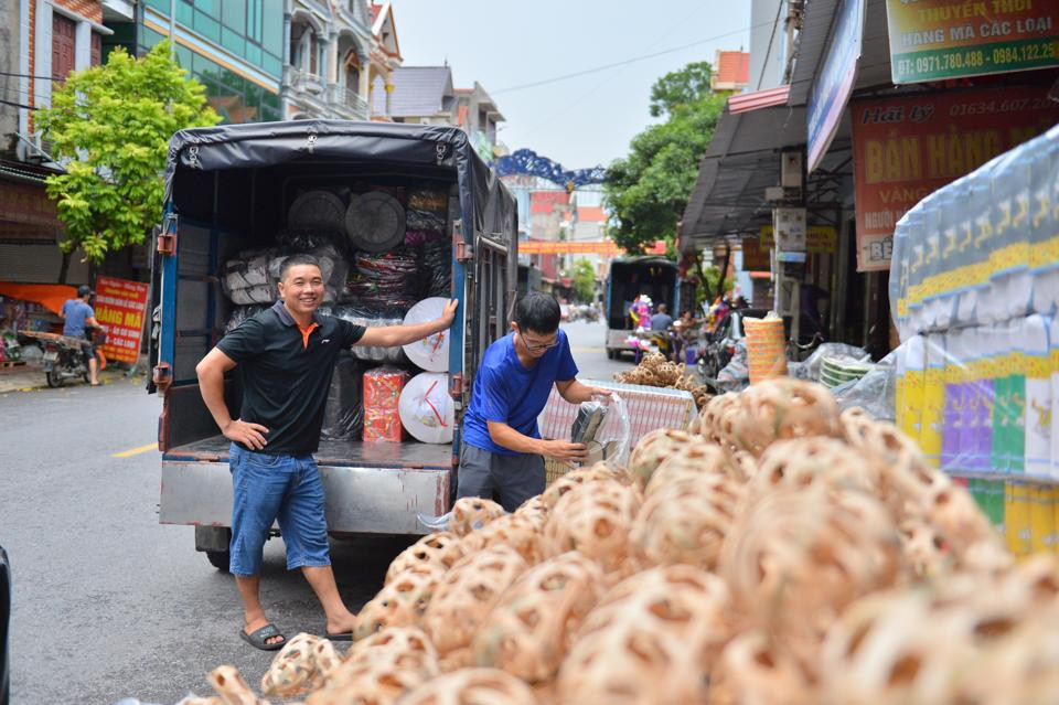 Thương lái thu mua các sản phẩm vàng mã tại làng Song Hồ.