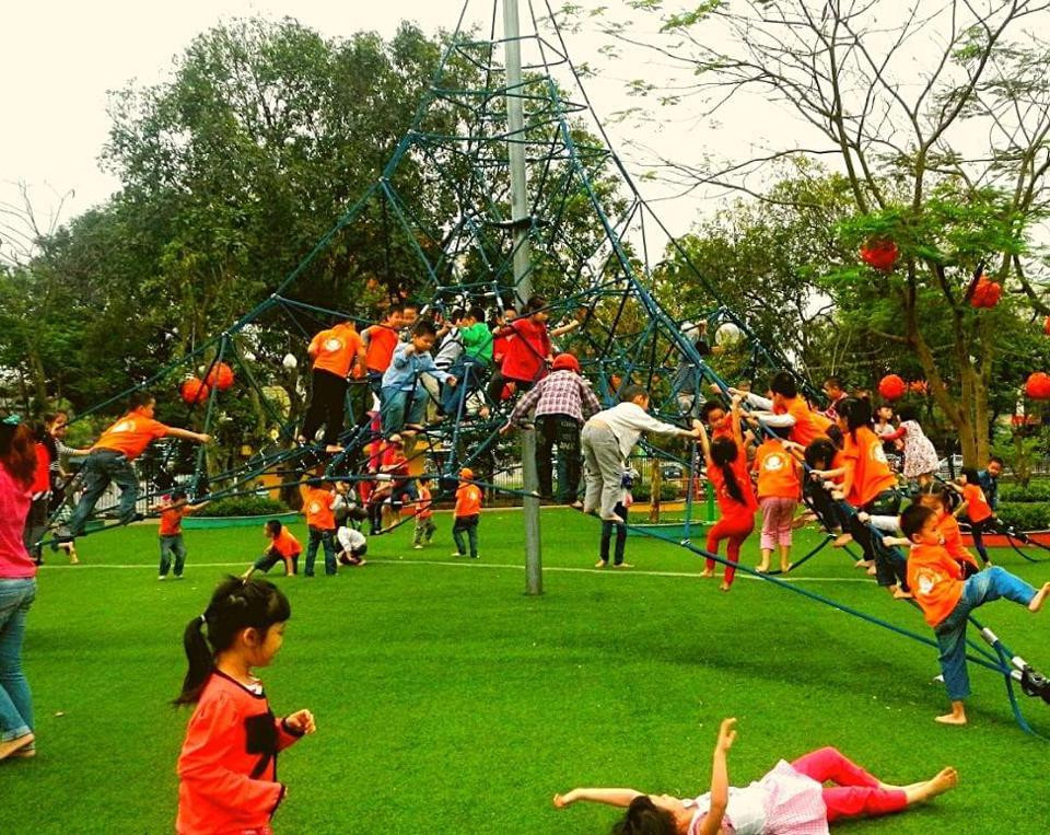 Khu vui chơi giải trí tại công viên Nghĩa Đô. Ảnh: Tuấn Anh