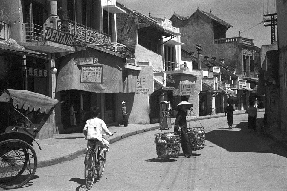 Người bán hàng rong trên phố Hàng Bạc năm 1940. Ảnh Tư Liệu