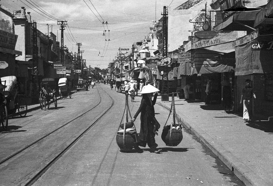 Người bán hàng rong trên phố Hàng Đào năm 1940. Ảnh: Harrison Forman