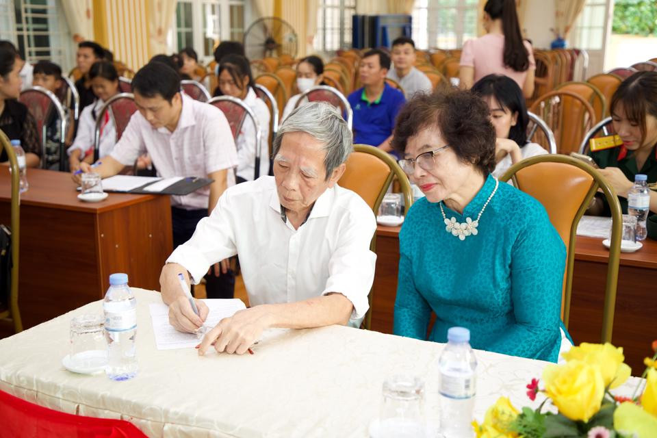 Ông Nguyễn Tuấn Khoa - con trai duy nhất của nhà thơ Thâm Tâm cùng phu nhân tại buổi lễ trao học bổng.