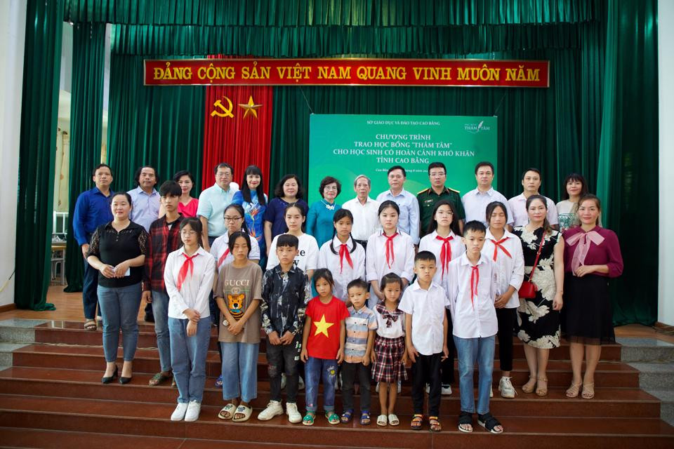 Lãnh đạo Sở GD&ĐT Cao Bằng và gia đình nhà thơ Thâm Tâm trao học bổng cho các em học sinh giỏi môn Ngữ văn và học sinh có hoàn cảnh khó khăn