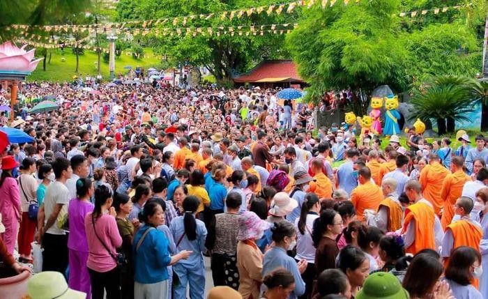 Lễ Vu Lan năm 2022 tại chùa Ba Vàng với hàng ngàn người tham dự .