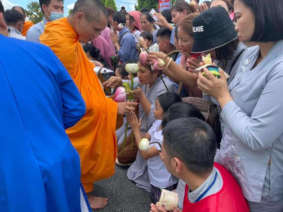 Nhiều người dân quỳ rạp xuống khi đoàn chư tăng chùa Ba Vàng đi qua để dâng những vật phẩm. Ảnh cắt từ clip.