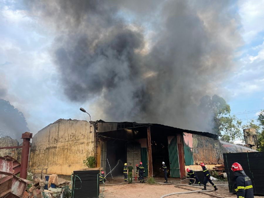 Huyện Gia Lâm: Khống chế và ngăn chặn kịp thời vụ cháy kho xưởng nghiêm trọng