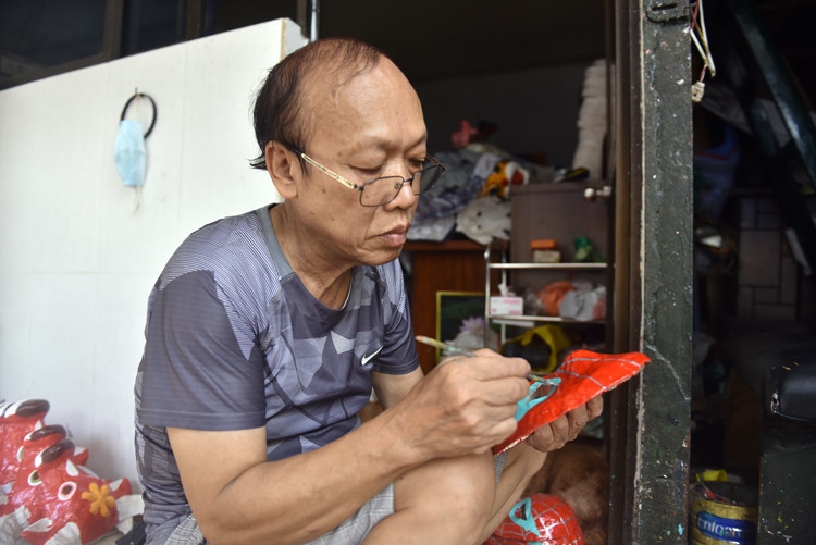 Người giữ nghề làm mặt nạ giấy bồi duy nhất ở phố cổ Hà Nội