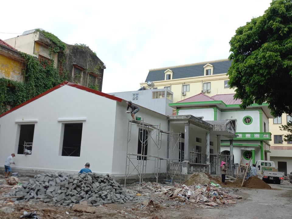 Căn nhà cấp 4 đang được sửa chữa được sắp xếp làm trụ sở mới của Hội Liên hiệp Văn học – Nghệ thuật của TP Hải Phòng. Ảnh: Vĩnh Quân