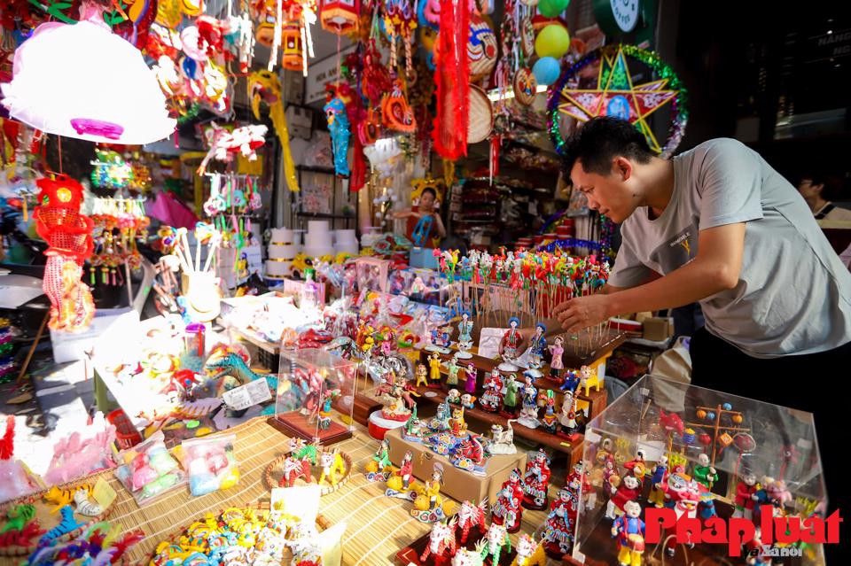 Quầy hàng của nghệ nhân trẻ Đặng Văn Hậu là gian hàng duy nhất trưng bày và bán những bộ con giống bột đồ chơi Trung thu xưa cũ giữ nguyên nét hồn của ngày Tết trẻ em.