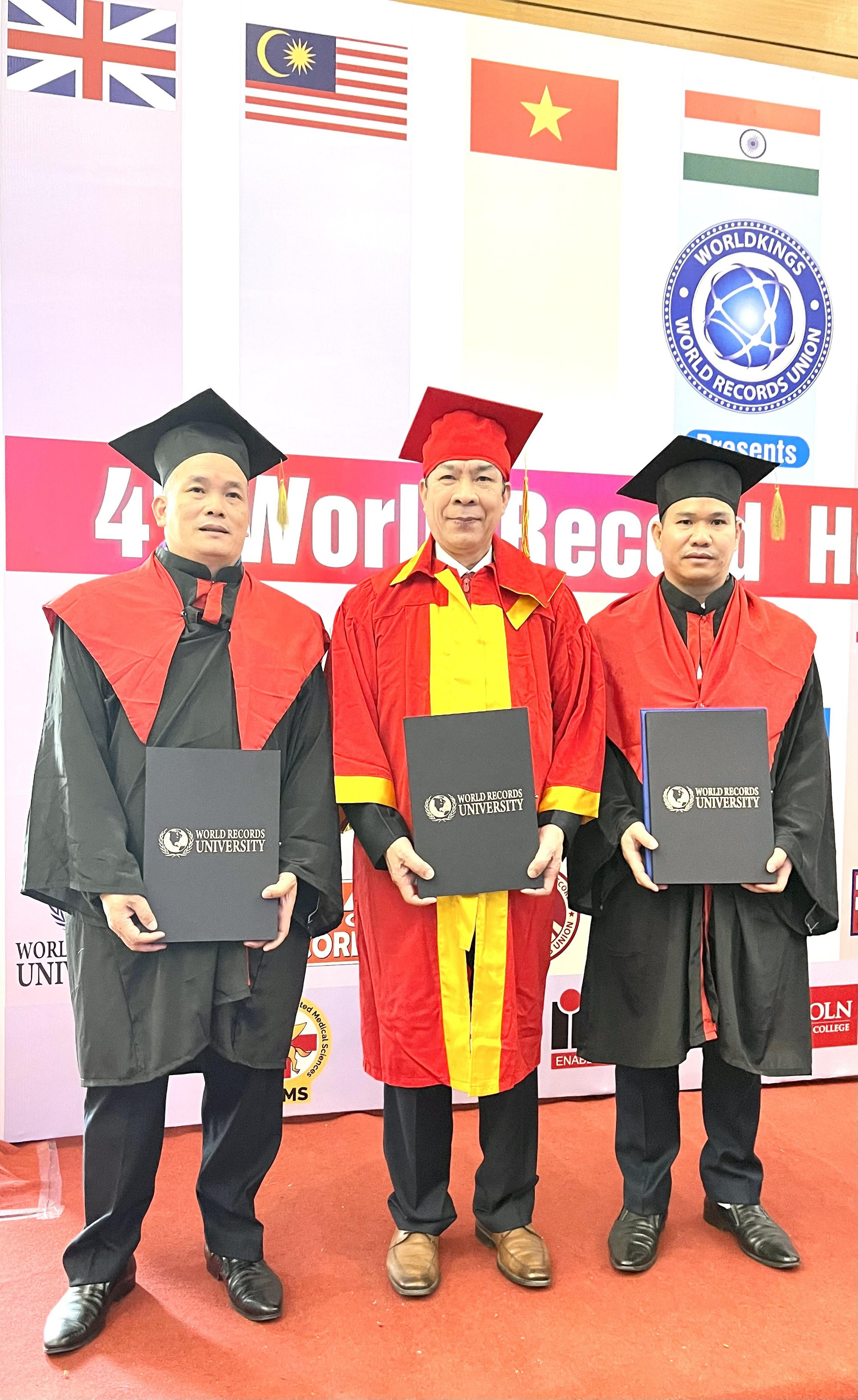 Anh hùng lao động Nguyễn Quang Mâu vinh dự đón nhận danh hiệu Giáo sư danh dự của Viện Đại học Kỷ lục Thế giới.