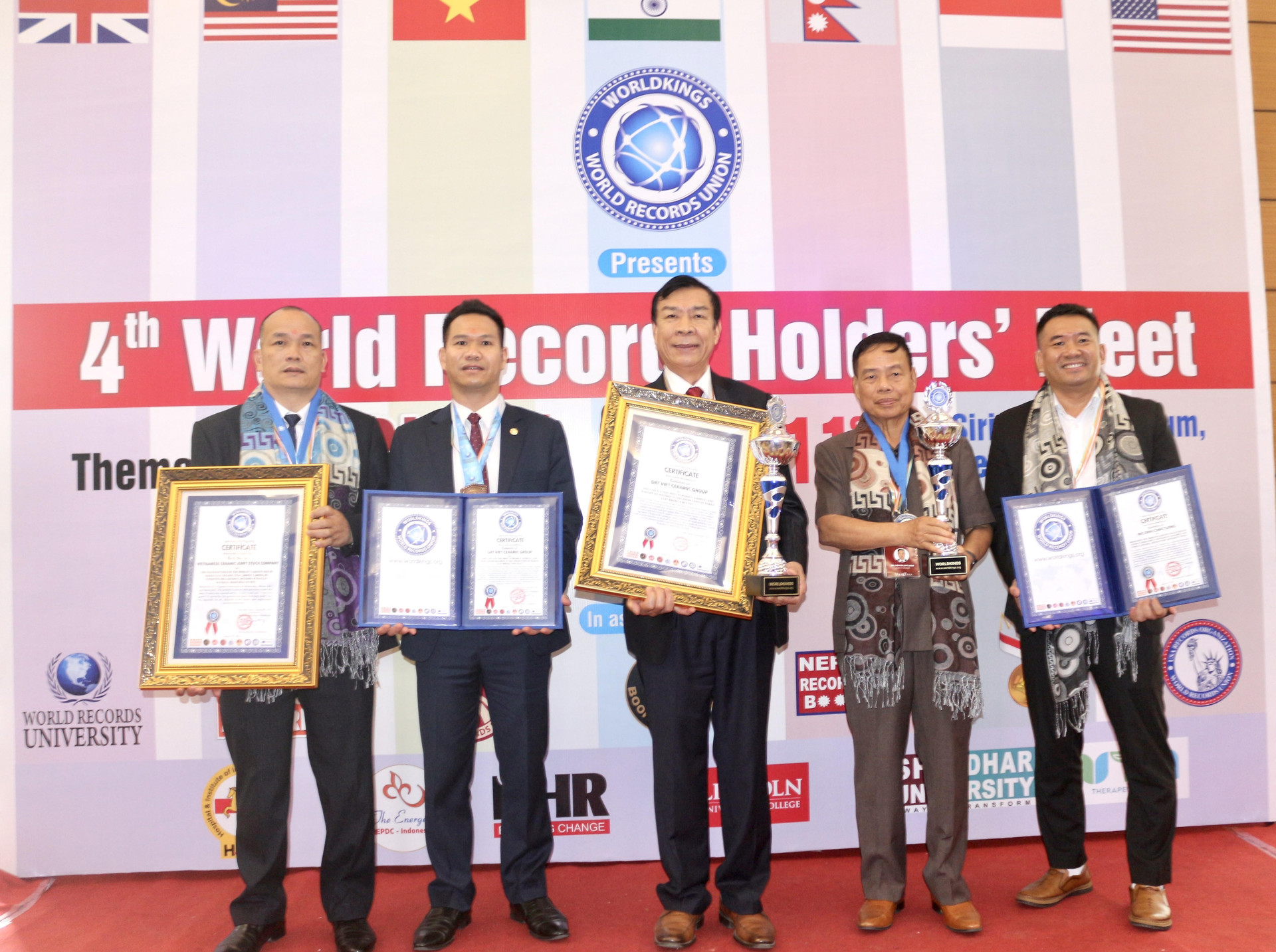 Anh hùng lao động Nguyễn Quang Mâu vinh dự đón nhận danh hiệu Giáo sư danh dự của Viện Đại học Kỷ lục Thế giới.