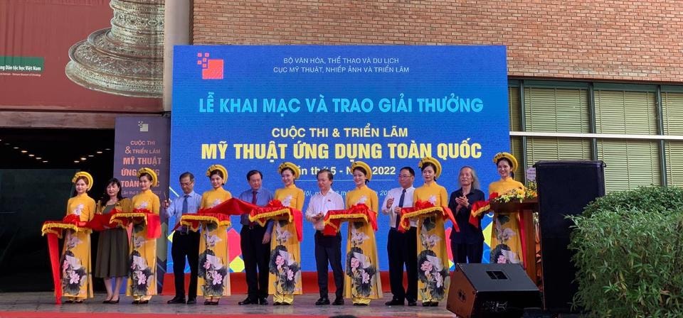 Các đại biểu cắt băng khai mạc triển lãm. Ảnh: Vy Anh.