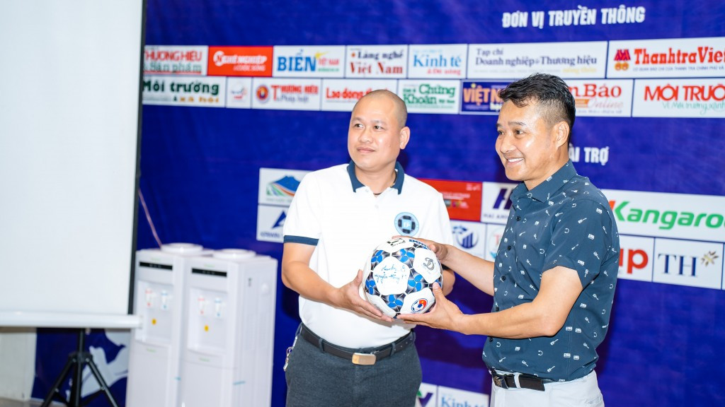 Danh thủ Nguyễn Hồng Sơn ký tặng chương trình trên trái bóng