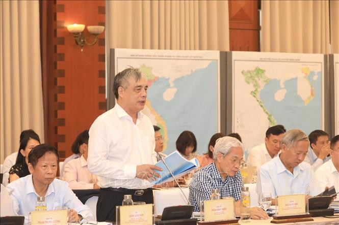 PGS.TS Trần Đình Thiên - nguyên Viện trưởng Viện Kinh tế Việt Nam góp ý tại hội nghị.