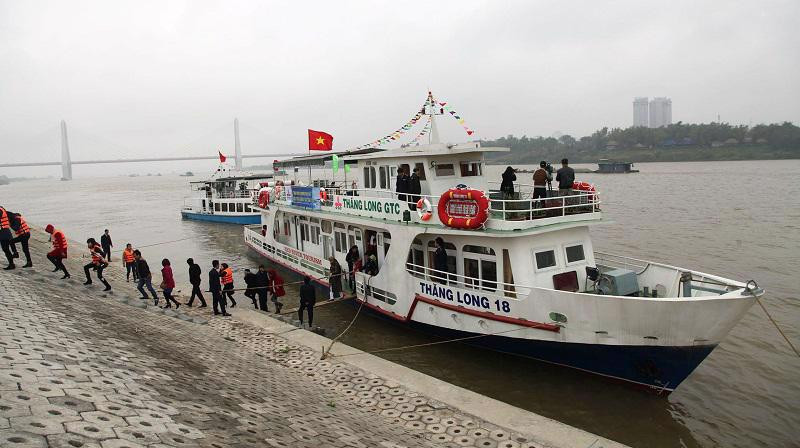 Khách tham gia tour du lịch sông Hồng do Công ty CP Thăng Long GTC tổ chức. Ảnh: Lam Thanh