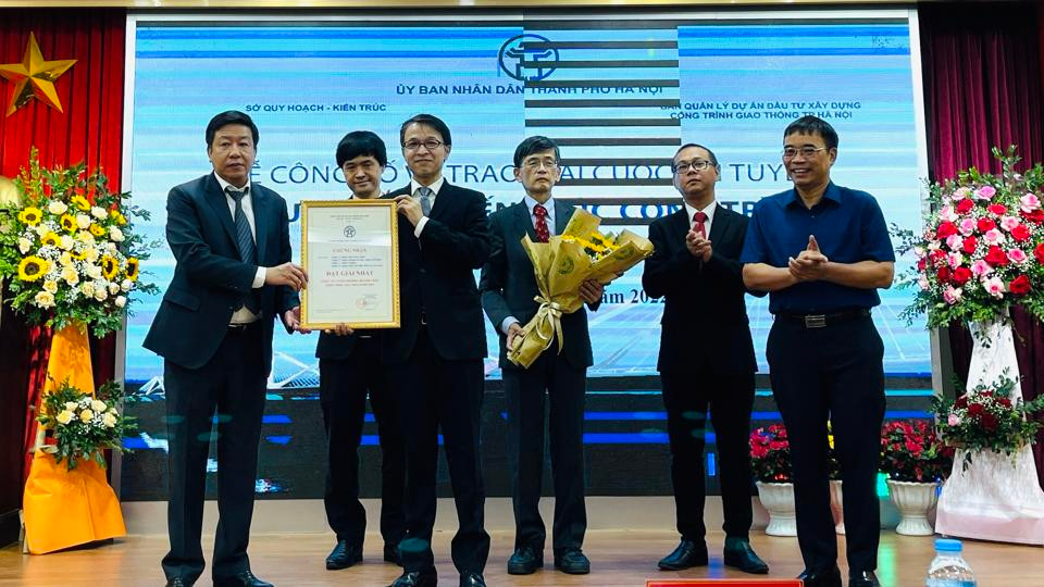 Phó Chủ tịch UBND TP Dương Đức Tuấn trao Giấy chứng nhận cho tác giả đoạt giải Nhất.