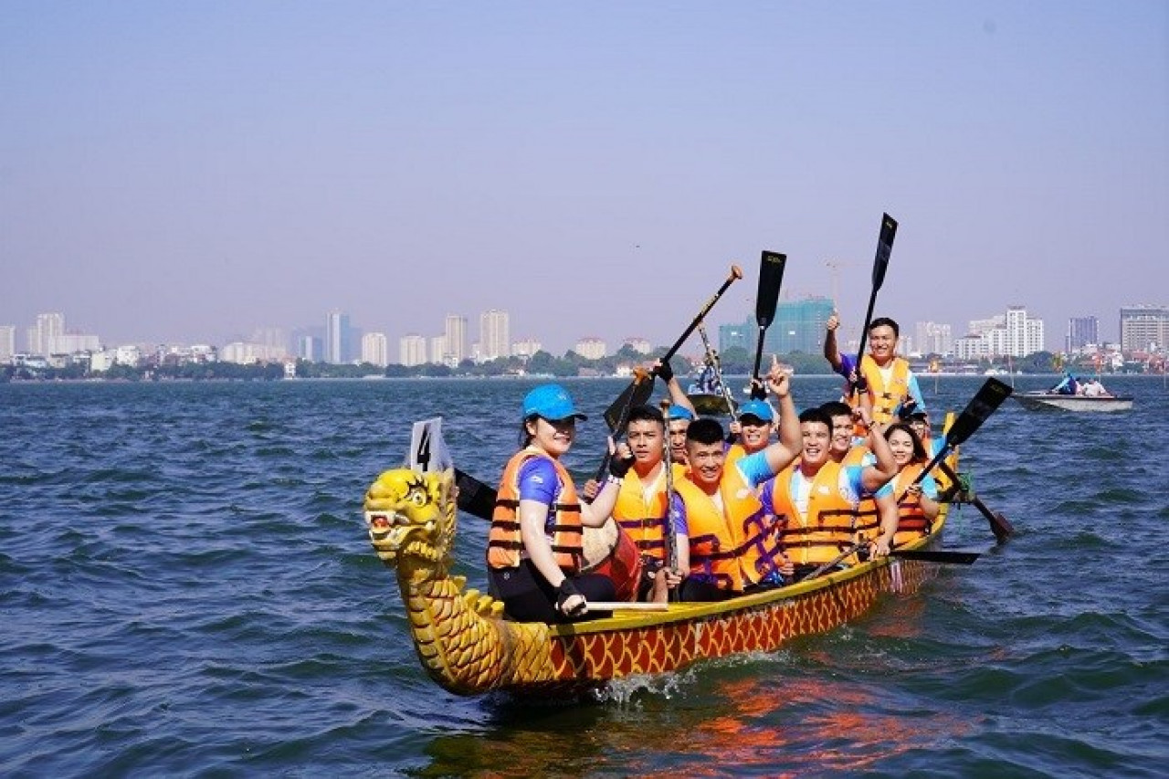 Hơn 500 vận động viên tham dự Giải bơi chải thuyền rồng Hà Nội mở rộng năm 2022