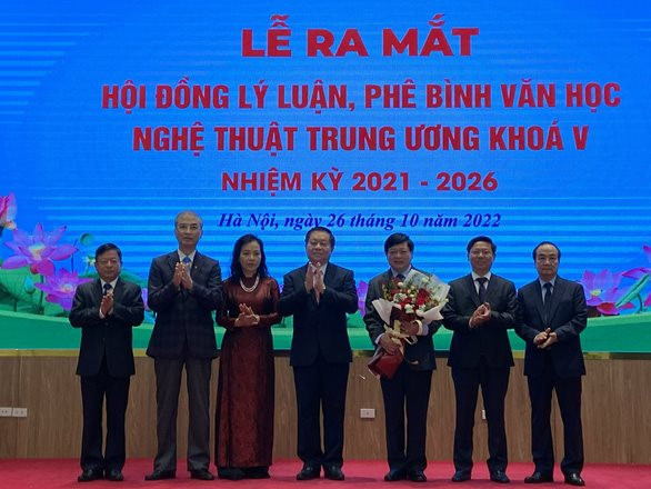 ra-mat-thuong-truc-hoi-dong-ly-luan-phe-binh-van-hoc-nghe-thuat-trung-uong-khoa-v(1).jpg