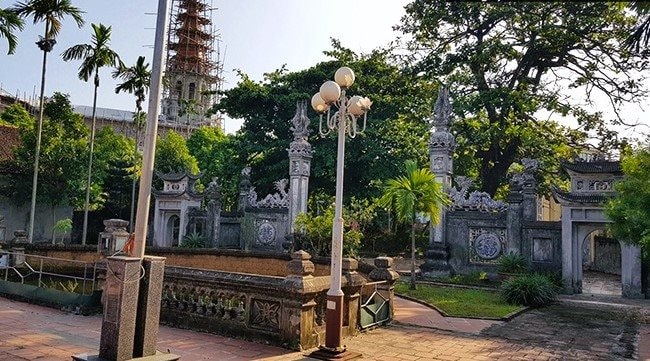 nghi-mon-phia-trong-dinh-ha-hiep-phuc-tho-ha-noi.jpg