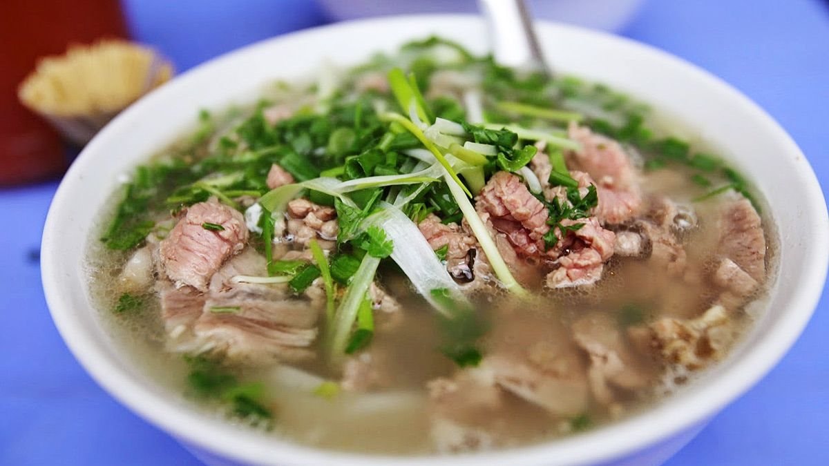 pho-bat-dan-pho-gia-truyen-100-nam-tuoi-tai-ha-noi-05-1639325605.jpg