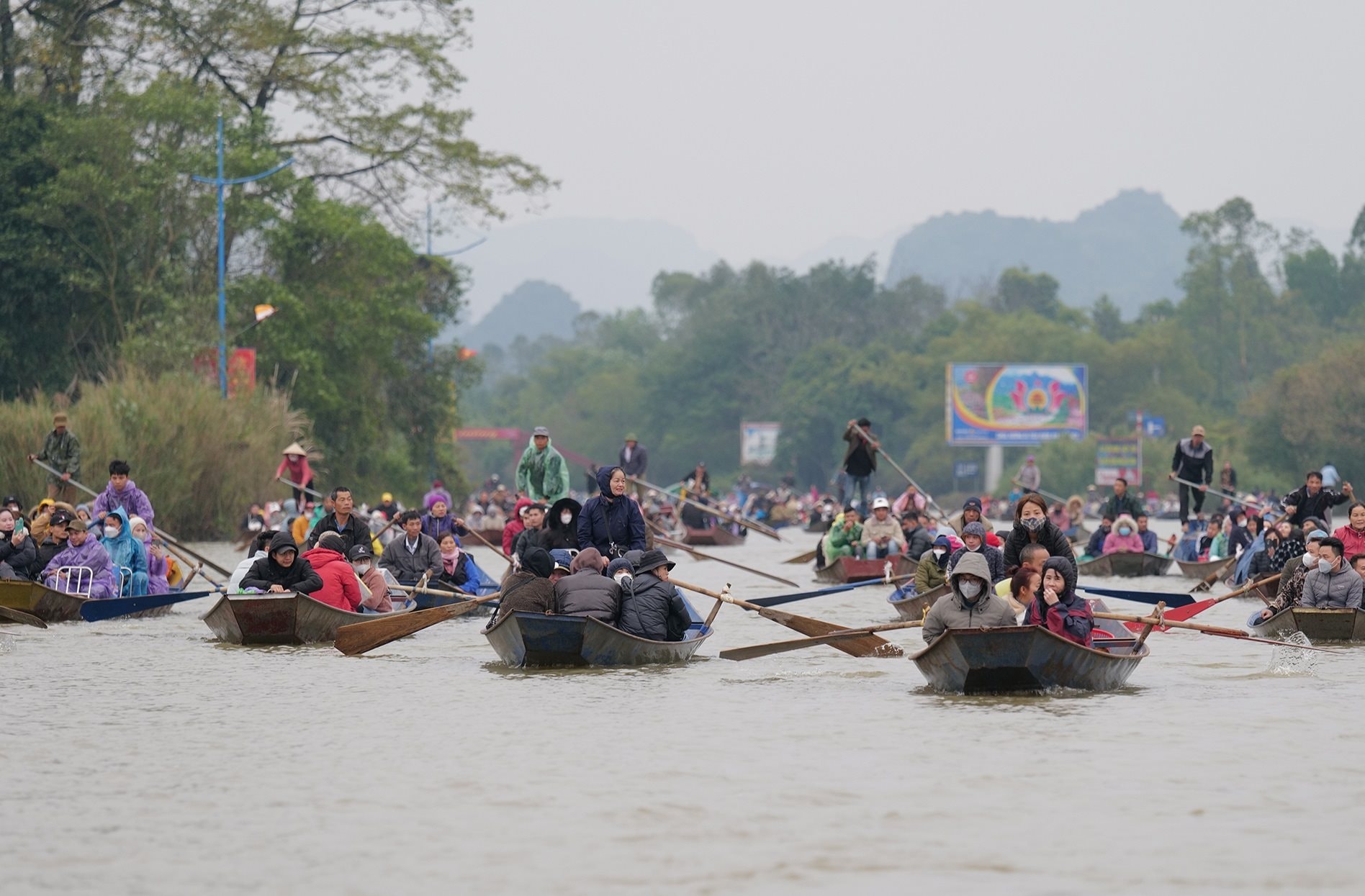 2.-duong-vao-chua-huong-mua-le-hoi.jpg