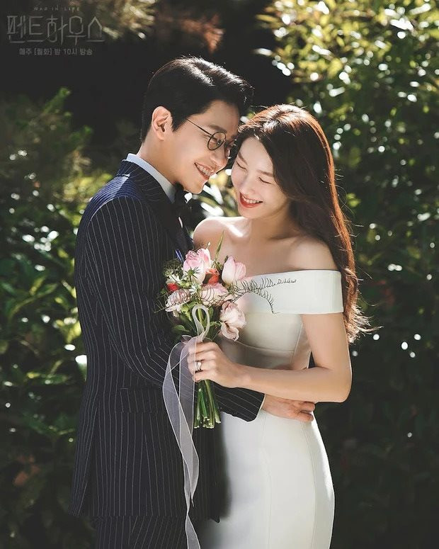 Váy cưới Hàn Quốc mới nhất dáng quây đuôi rời nữ tính- BST MỚI