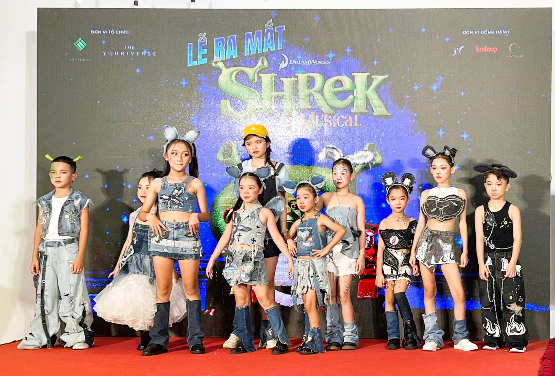 cac-trang-phuc-bieu-dien-vo-shrek-tu-vat-lieu-tai-che.jpg