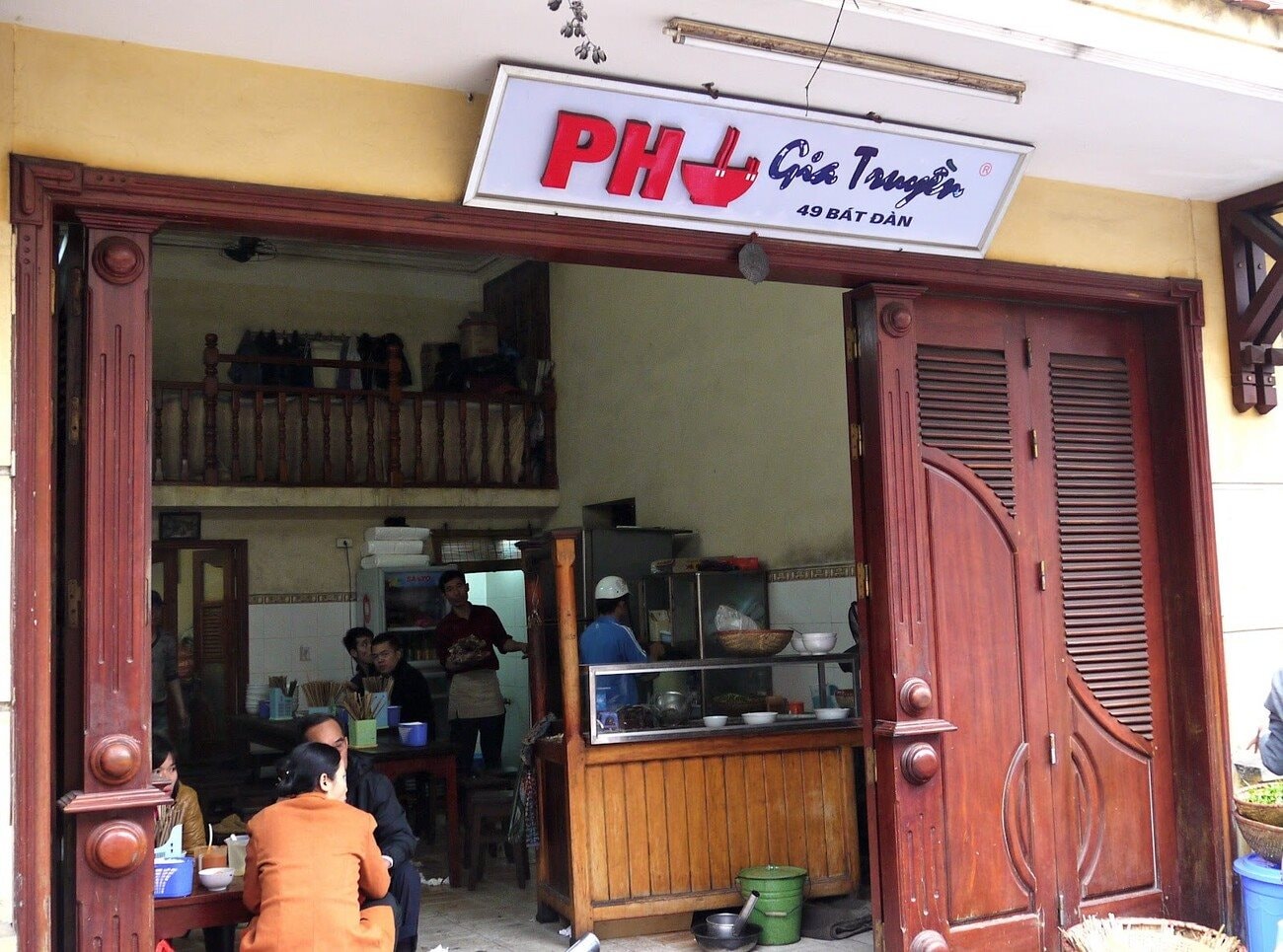 pho-bat-dan-pho-gia-truyen-100-nam-tuoi-tai-ha-noi-01-1639325605.jpg