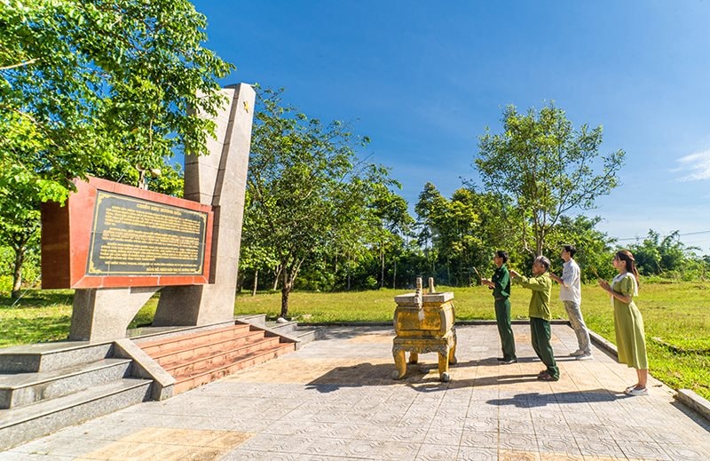 1.-dang-huong-tri-an-tai-bia-chien-tich-duong-hoa-nguyen-phuc-bao-minh.jpg